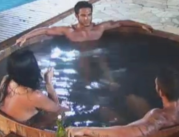 Thyago conta a peões que pulará na piscina se vencer roça