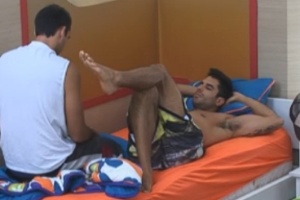 Dan e Carril conversam na cama