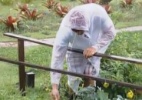 Debaixo de chuva, Thyago faz a maioria das tarefas da fazenda sozinho - Reprodução/Record