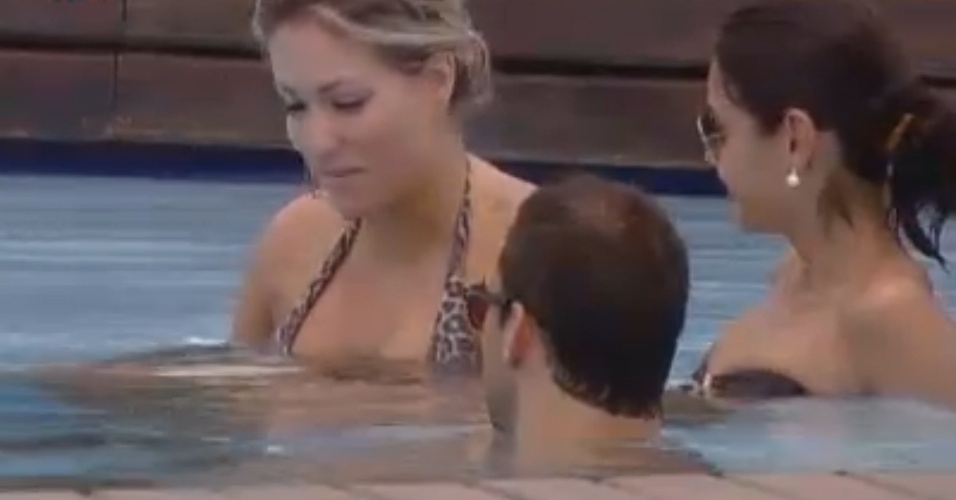Ísis, Flávia e Carril aproveitam dia quente para tomar banho de piscina
