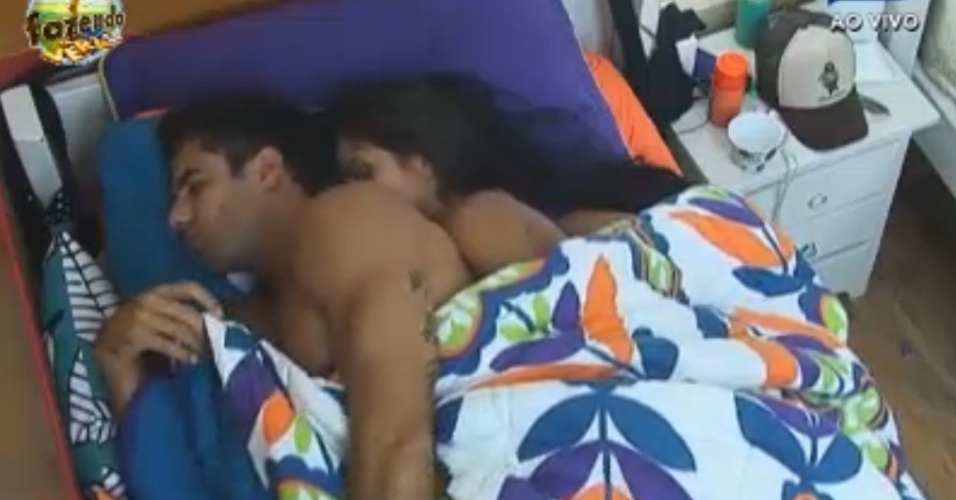 Dan e Flávia dormem juntos