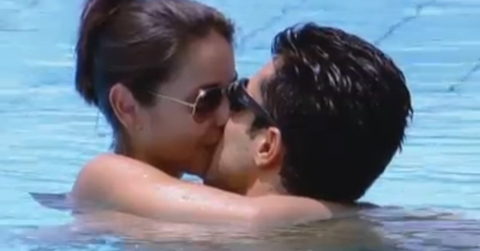 Dan e Flávia tomam banho na piscina
