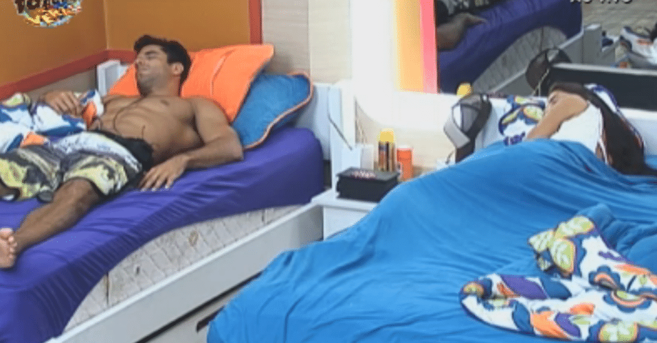 Flávia e Dan descansam em camas separadas, após o almoço