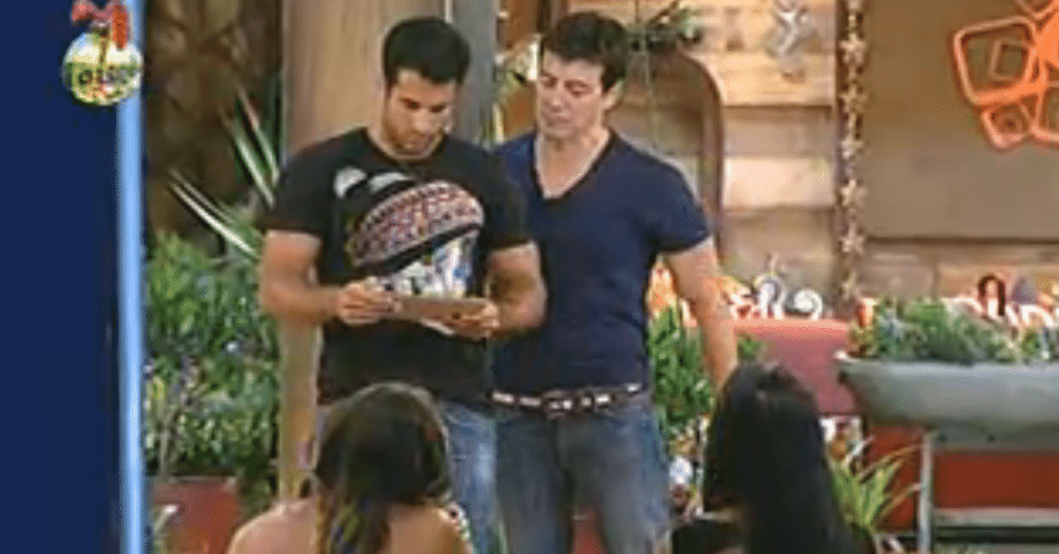 Dan lê o envelope dourado ao lado de Rodrigo Faro