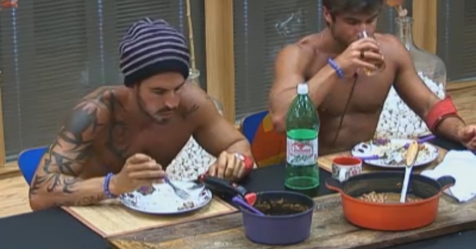 Thyago e Victor almoçam sozinhos