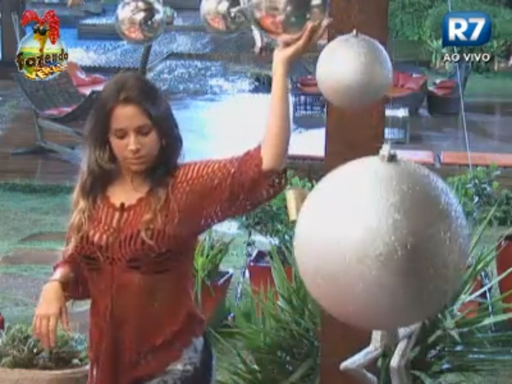 Angelis dá tapas em bolas da decoração de Natal