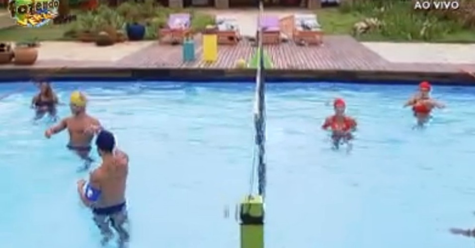 Peões jogam vôlei na piscina