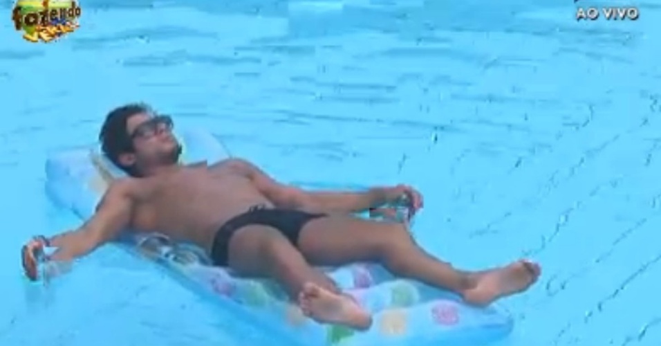 Victor aproveita piscina e descansa na boia
