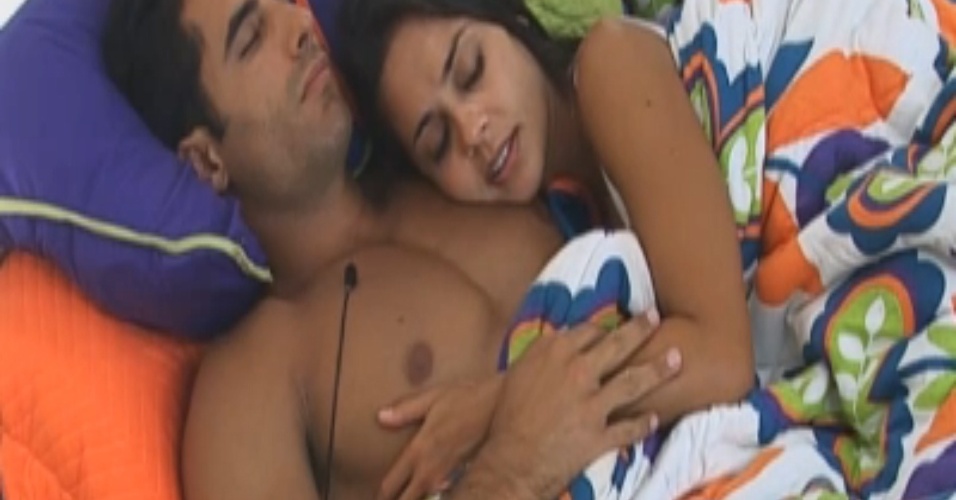 Flávia e Dan dormem juntinhos