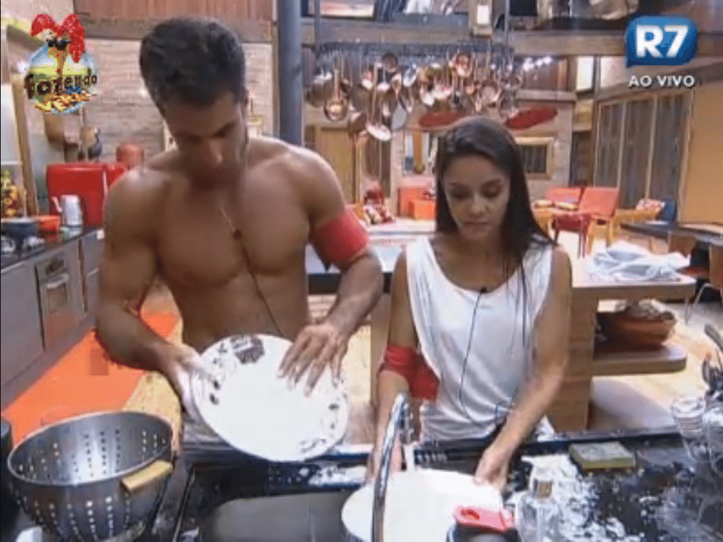 Dan e Flávia lavam a louça