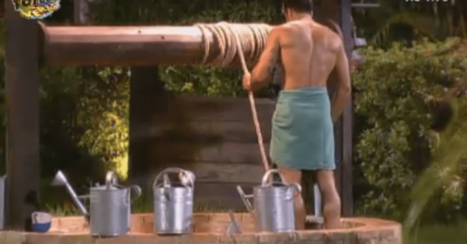 Dan retira água do poço para seu banho