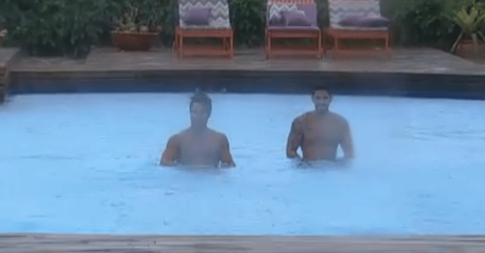 Victor e Thyago usam piscina mesmo sob chuva