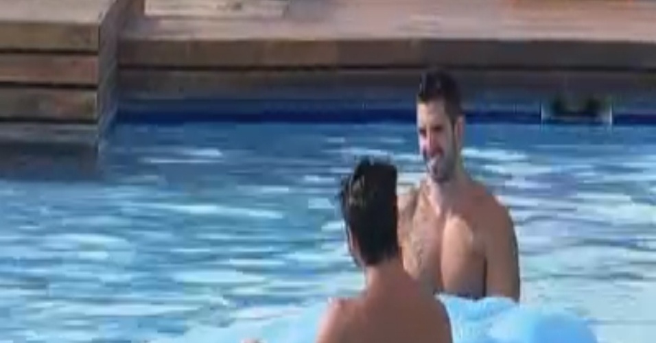 Thyago e Victor aproveitam sol para entrar na piscina