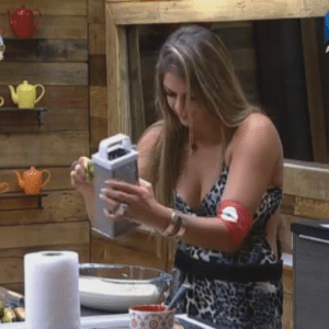 Manoella prepara mousse de limão