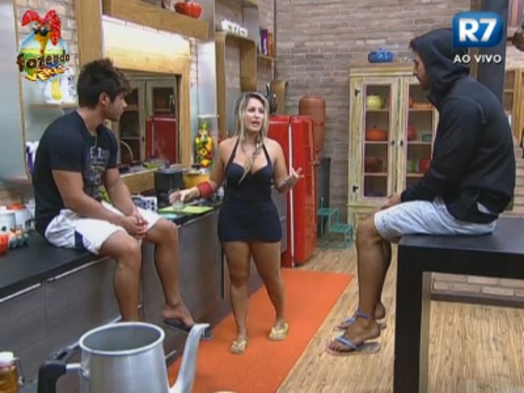 Thyago, Victor e Ísis conversam na cozinha