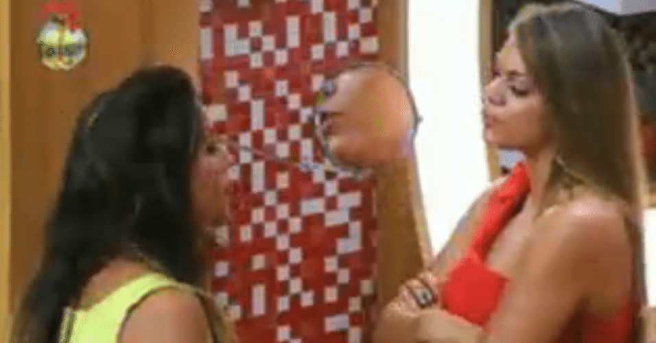 Manoella e Angelis discutiram no banheiro, durante a festa