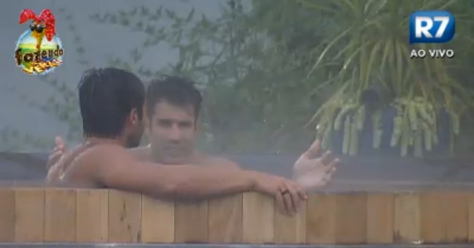 Victor e Dan ficam no ofurô mesmo debaixo de chuva