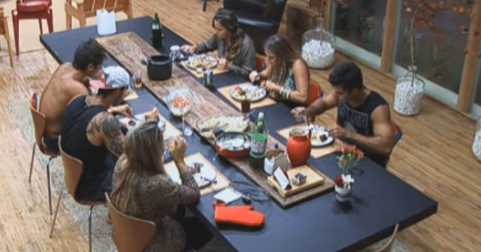 Peões jantam em silêncio na sede da "Fazenda de Verão"