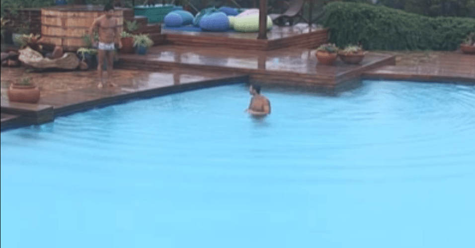 Victor joga Thyago dentro da piscina