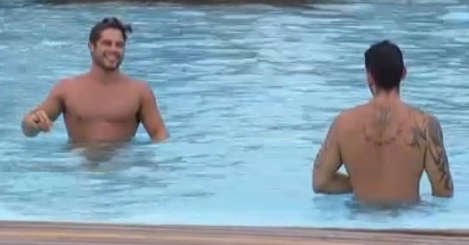 Thyago e Victor aoroveitam piscina