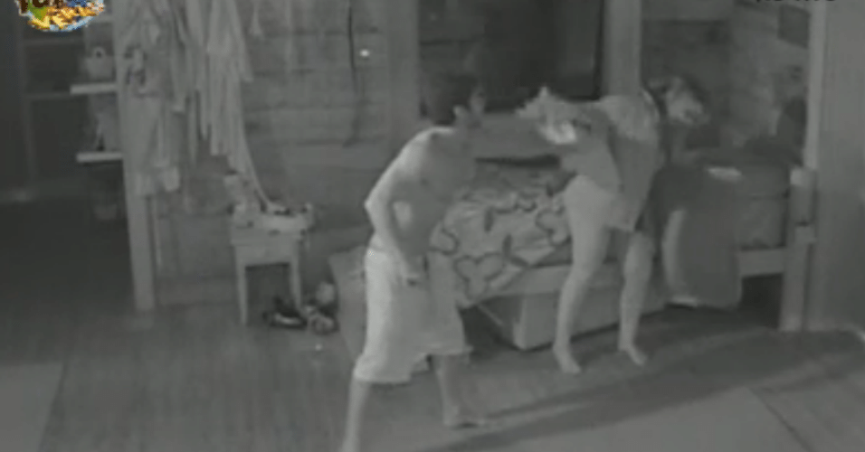Victor e Ísis brincam de guerra de travesseiros durante a madrugada