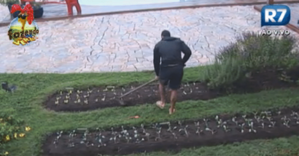 Depois de madrugada chuvosa, Thyago ara a terra da horta