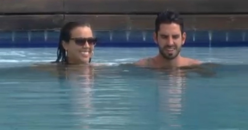Angelis e Thyago cantam músicas na piscina