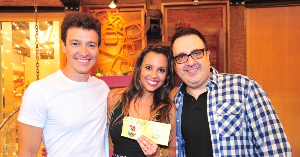O apresentador Rodrigo Faro, a vencedora Angelis Borges e o diretor Rodrigo Carelli