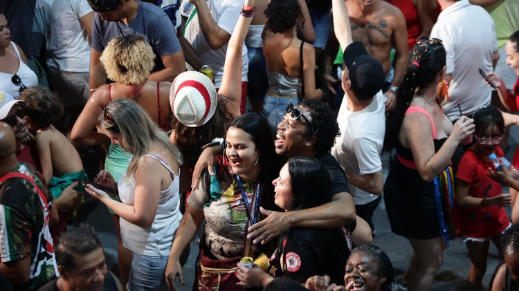 Amigos se abraçam na quadra da Mocidade Alegre, em SP