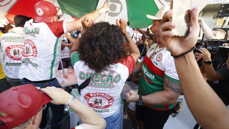 Mocidade Alegre comemora muito com o 1º lugar no desfile das escolas de samba de SP, no Anhembi