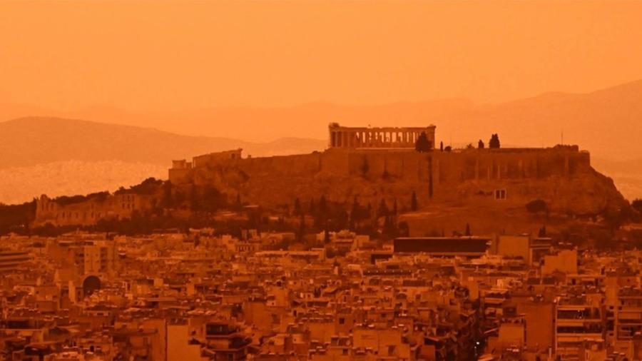 Vista da Acrópole de Atenas (Grécia) com o céu laranja por causa de poeira do deserto do Saara - Reprodução/@NeffeliesStuff no X (ex-Twitter)