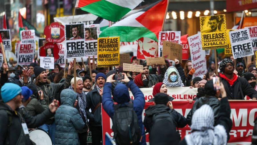 Manifestantes apoiam Mahmoud Khalil, um dos líderes do protestos pró-Palestina na Universidade de Columbia,jackpot party casino,bet365, e pedem sua libertação,bbrbet,slotomania, em Nova York