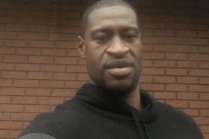 George Floyd, de 46 anos, foi sufocado enquanto era imobilizado por um policial branco que colocou seu joelho no pescoço dele por quase nove minutos, em 25 de maio - REPRODUÇÃO