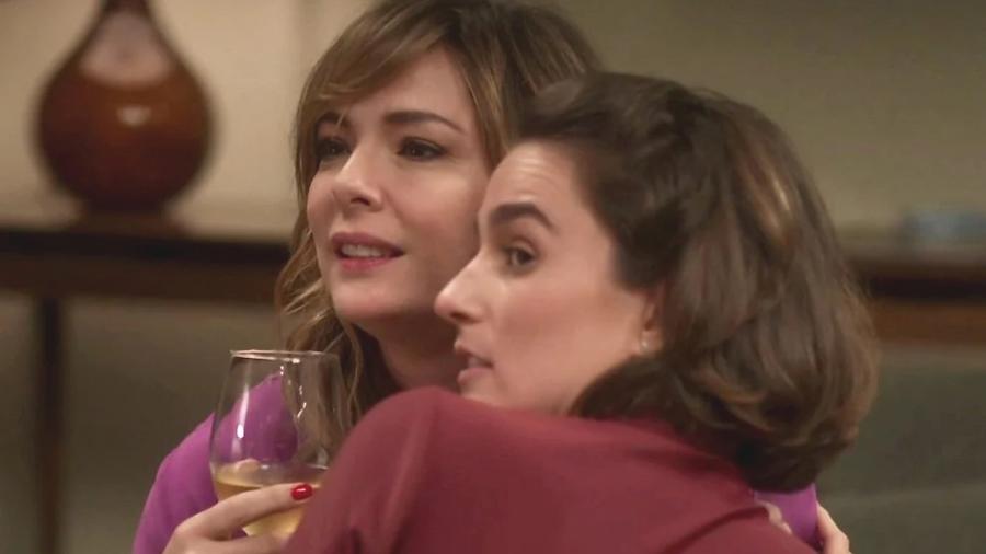 Clara (Regiane Alves) e Helena (Priscila Sztejnman) em uma das cenas de beijo que foram tesouradas - Reprodução/TV Globo