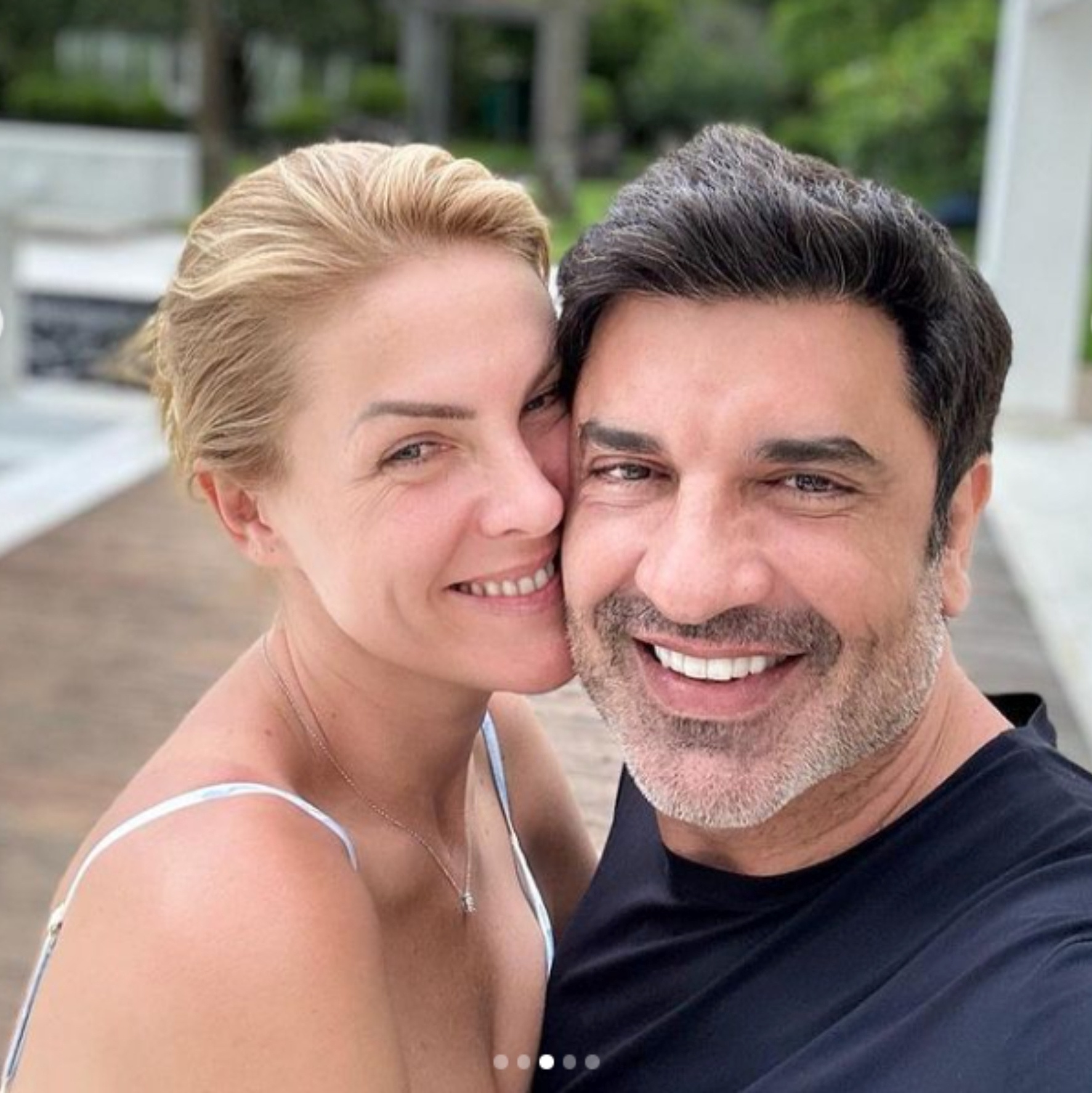 Ana Hickmann e Edu Guedes surgem aos beijos no dia do beijo