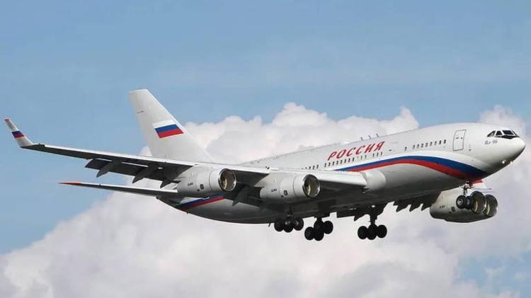 Ilyushin Il-96, aeronave de 55 metros de comprimento e 60 metros de envergadura, que pode atingir até 900 km/h e que leva o presidente da Rússia, Vladimir Putin