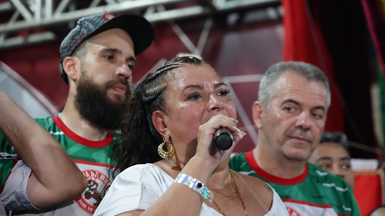 A presidente Solange Cruz discursa na quadra da Mocidade Alegre após escola de samba ser campeã no Carnaval de SP