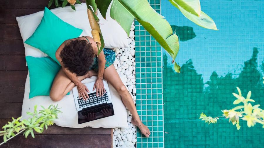 Para escolher a próxima parada, os nômades digitais buscam destinos que oferecem desde um bom custo-benefício até uma velocidade de internet satisfatória para que possam trabalhar Para escolher a próxima parada, os nômades digitais buscam destinos que oferecem desde um bom custo-benefício até uma velocidade de internet satisfatória para que possam trabalhar