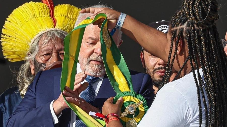 Lula recebe faixa presidencial da catadora Aline Sousa - Ricardo Stuckert/Divulgação