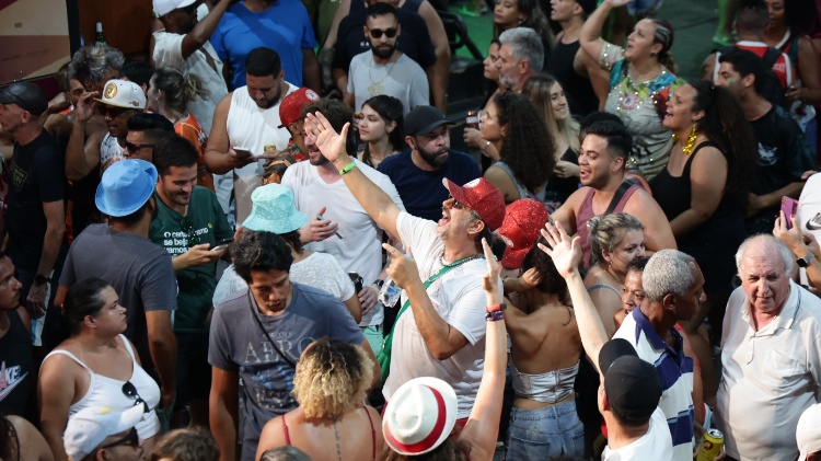 Muita felicidade na quadra da Mocidade Alegre que chegou ao 12º título de campeã em SP