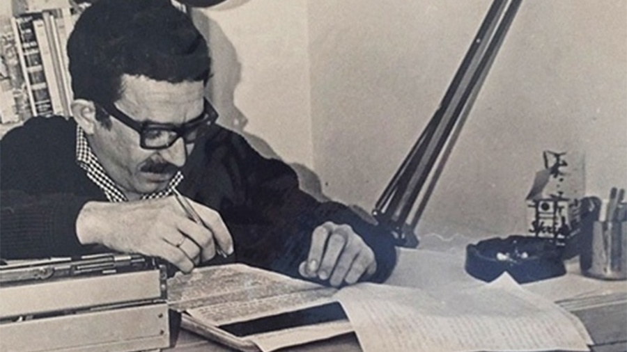 Gabriel García Márquez trabalha nos manuscritos de "Cem Anos de Solidão" - Guillermo Angulo/Harry Ransom Center/Divulgação