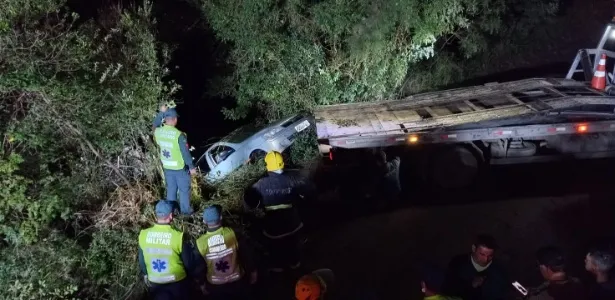 Carro com cinco pessoas da mesma família caiu em represa no interior de Rio Negrinho (SC). - Corpo de Bombeiros - Corpo de Bombeiros