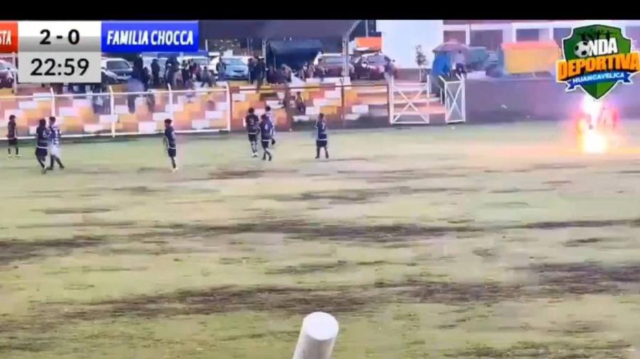 Raio cai em campo durante partida de torneio regional em Huancayo, no Peru - Reprodução/bpthaber no X