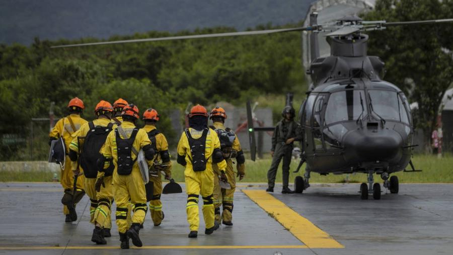 Equipes de resgate embarcam em helicóptero para tentar socorro a vítimas da tragédia em São Sebastião - Bruno Santos/Folhapress