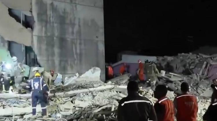 Bombeiros fazem buscas em escombros de prédio que desabou em Olinda (PE) em 2023