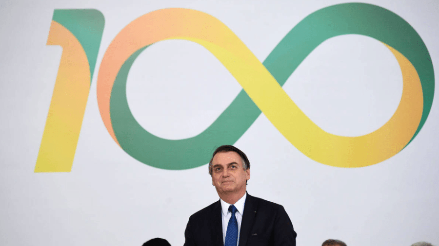 Jair Bolsonaro participa de cerimônia dos 100 dias de governo, em abril, no Palácio do Planalto - Evaristo Sá/AFP