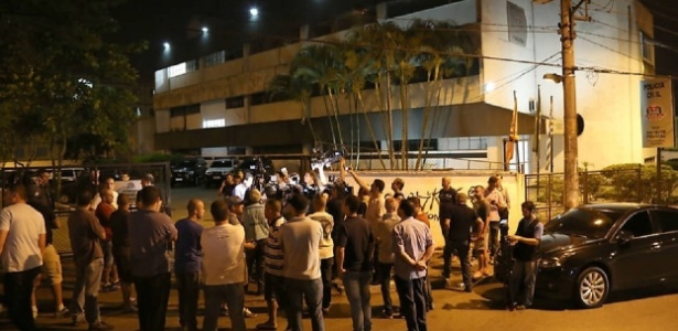 PMs fizeram um protesto em frente à delegacia onde o sargento Otaga foi preso - Edison Temoteo/Futura Press/Folhapress