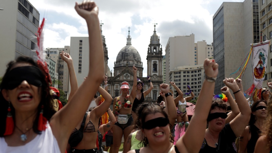 Mulheres em bloco de carnaval realizam performance de "O estuprador é você", hino feminista que viralizou nas redes e rodou o mundo - Ricardo Moraes/Reuters