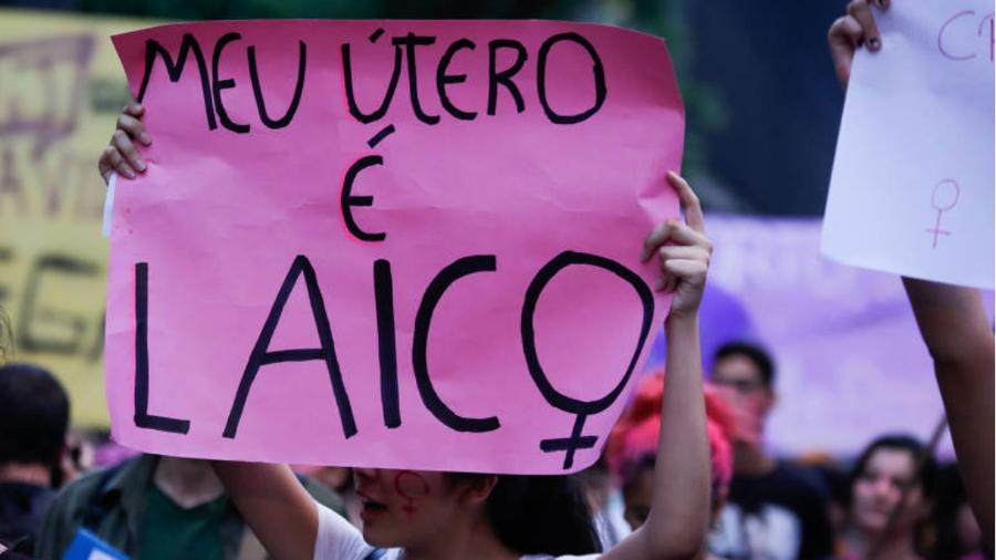 Ato de movimentos feministas convocado por Facebook pede a legalização do aborto em São Paulo
