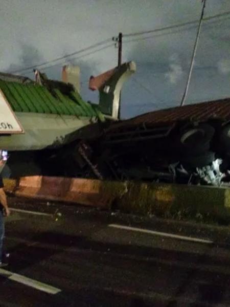 Acidente na Anchieta: caminhão derrubou passarela sobre a via